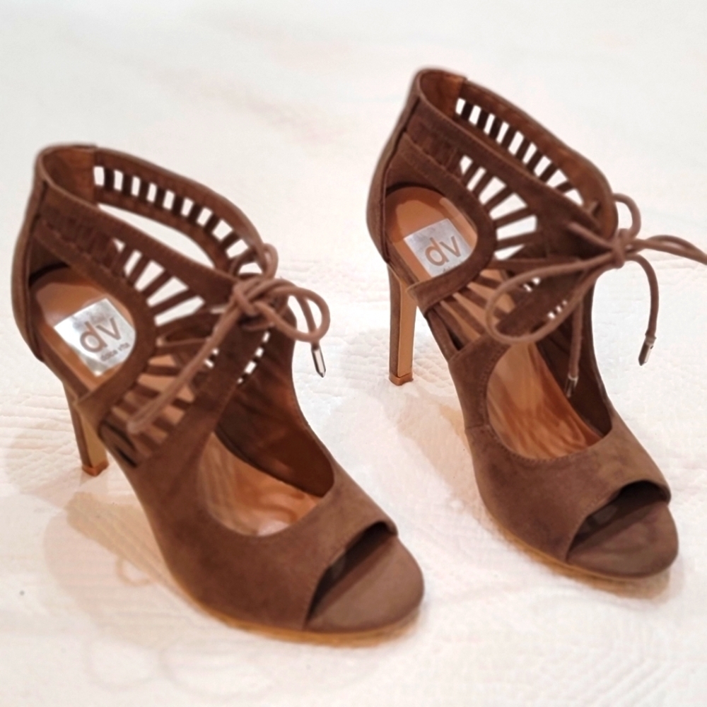 Dolce vita tan lace cutout heels.‎ Size 7.